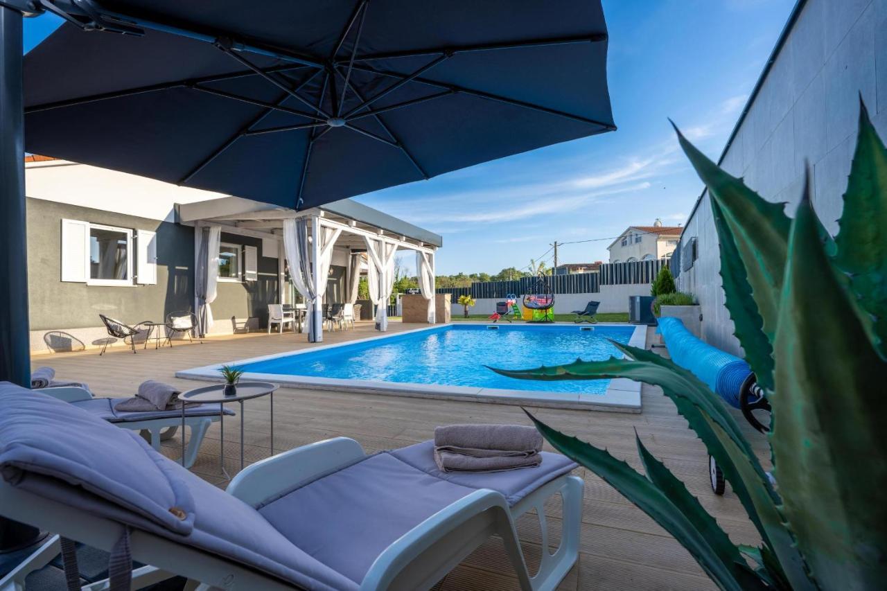 Villa Beauty With Heated Pool And Jacuzzi Kanfanar Exterior foto