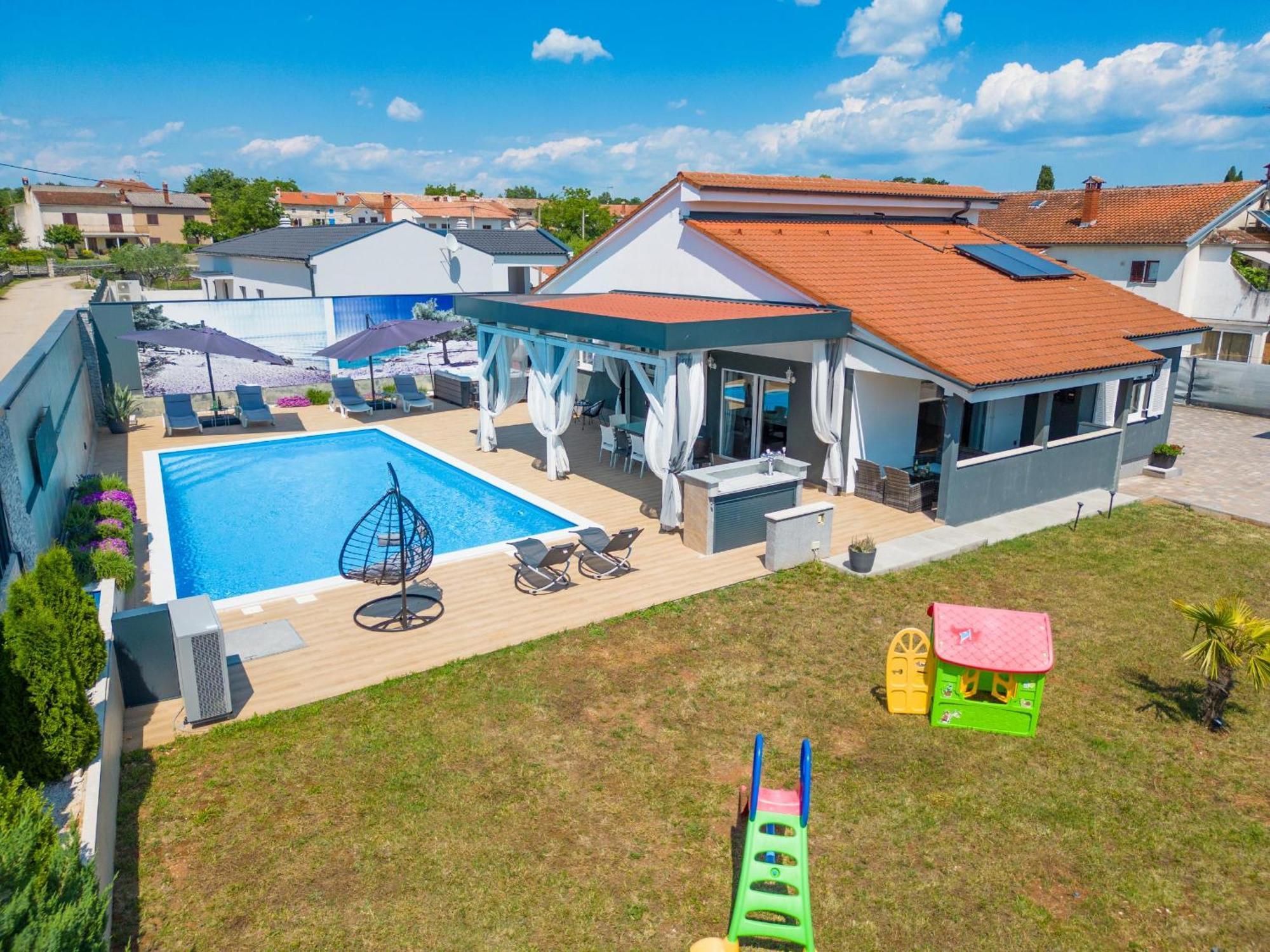 Villa Beauty With Heated Pool And Jacuzzi Kanfanar Exterior foto