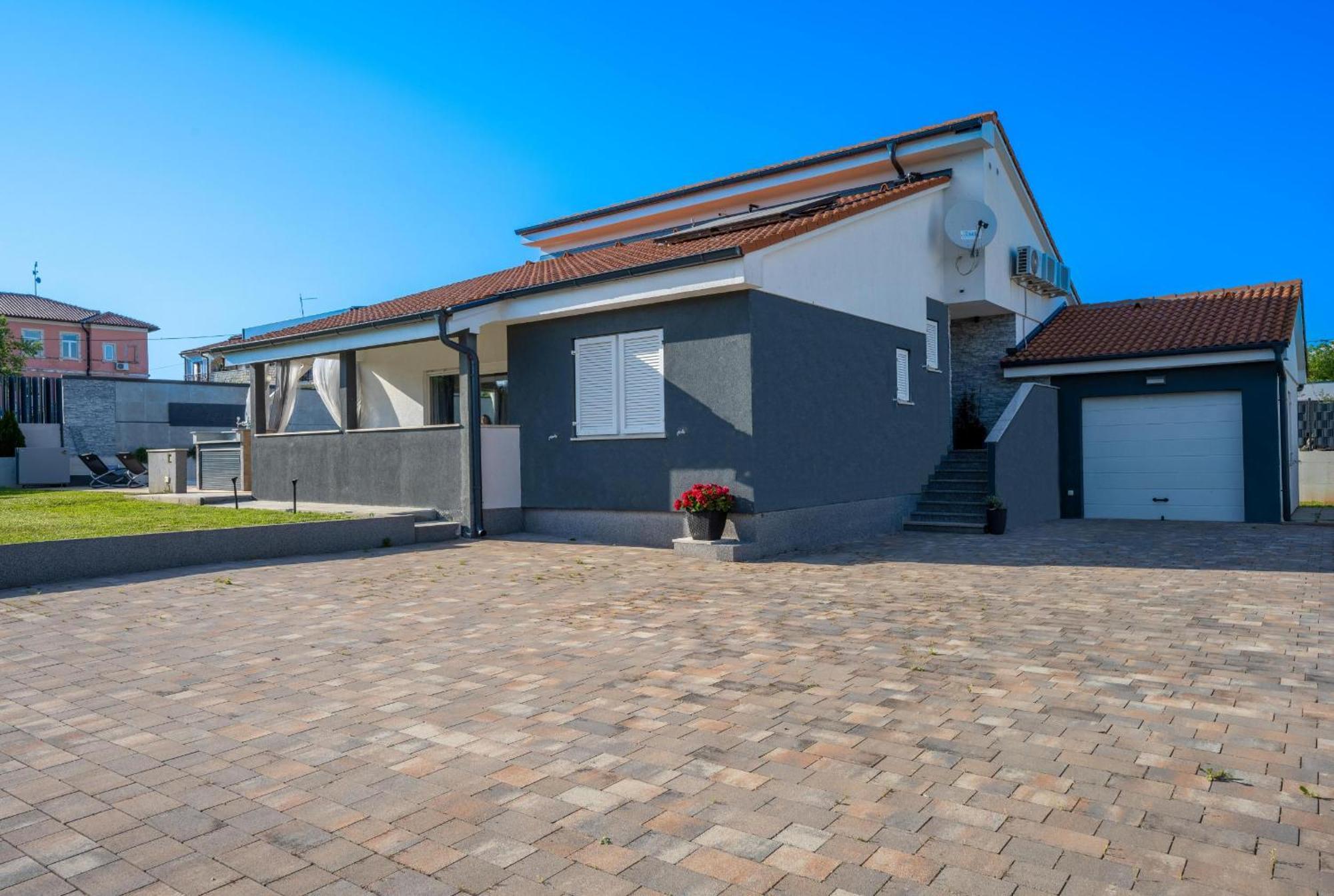 Villa Beauty With Heated Pool And Jacuzzi Kanfanar Exterior foto