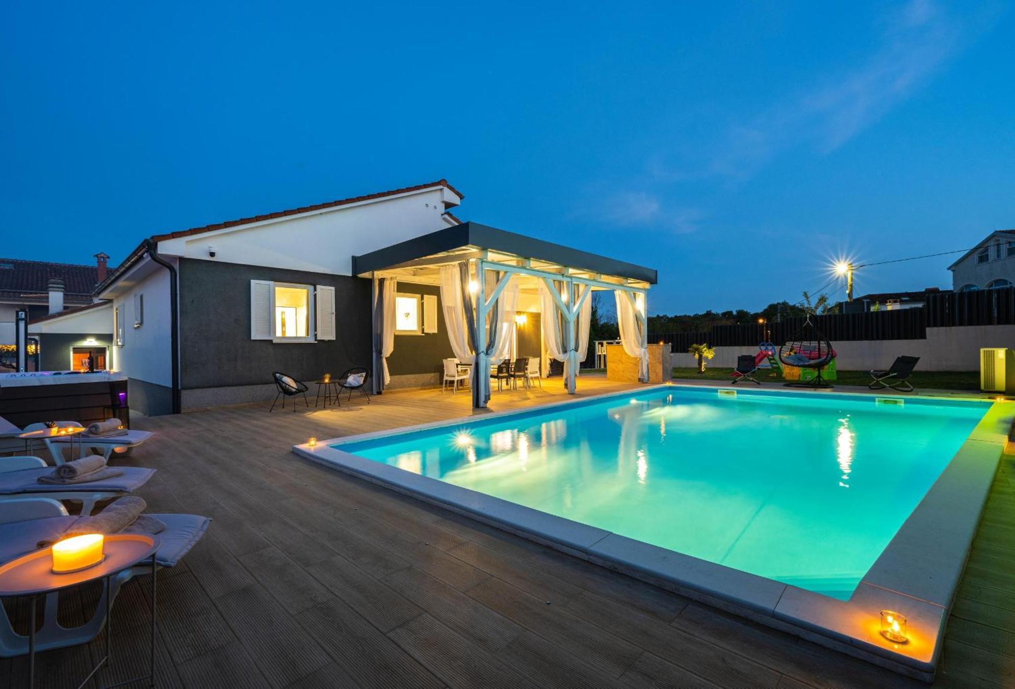 Villa Beauty With Heated Pool And Jacuzzi Kanfanar Exterior foto