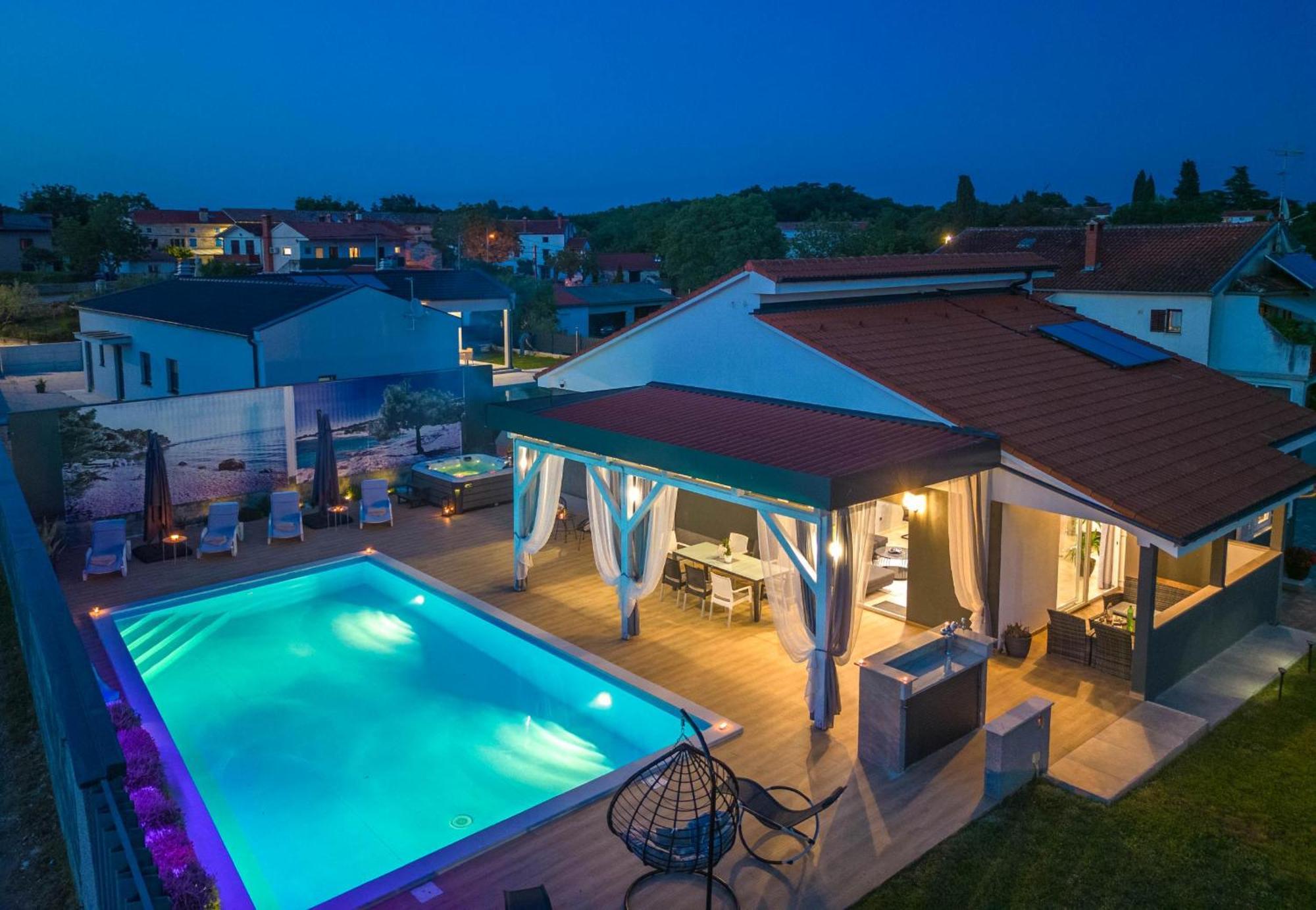 Villa Beauty With Heated Pool And Jacuzzi Kanfanar Exterior foto